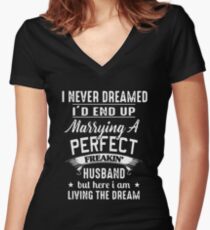 Camiseta entallada de cuello en V Nunca soñé que terminaría casándome con un esposo perfecto de Freakin, pero aquí estoy viviendo el sueño T-shirts