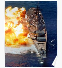 Schlachtschiff USS Iowa feuert seine Mark 7 16-Zoll / 50-Kaliber Kanonen. Poster