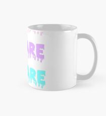 Taza clásica Bizzare con fondo blanco
