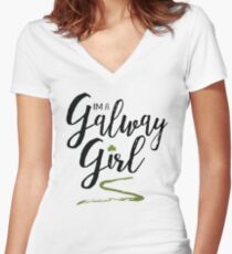 Ich bin ein Galway Girl, grün und schwarz auf weiß Tailliertes T-Shirt mit V-Ausschnitt