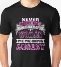 Camiseta ajustada Nunca subestimes el poder de una mujer que nació en agosto T-shirt