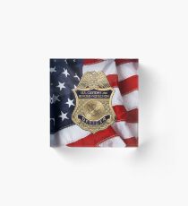 Bloque acrílico Aduana de los EE. UU. Y protección de fronteras - Insignia de oficial de CBP sobre bandera estadounidense