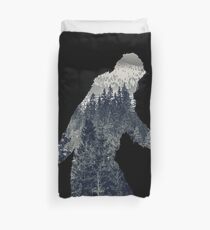 Funda nórdica Una silueta de Sasquatch en el norte
