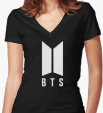Camiseta entallada de cuello en V BTS new logo white