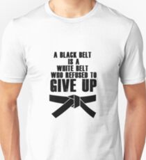 Ein schwarzer Gürtel ist ein weißer Gürtel Karate Tae Kwon Do Slim Fit T-Shirt