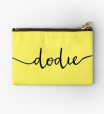 Dodie-Logo auf # fef65b Studio Clutch
