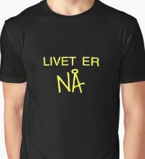 LIVET ER NÅ Graphic T-Shirt