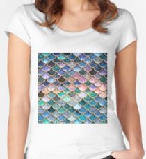 Aquamarine, silberne und rosa Schein-Kunst-Glitter-Meerjungfrau-Skalen Tailliertes Rundhals-Shirt