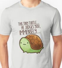Cette tortue .. il vous juge. T-shirt unisexe