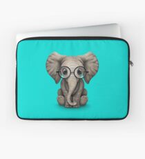 Nettes Baby-Elefant-Kalb mit Lesebrille auf Blau Laptoptasche