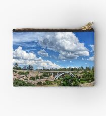 Cheery Creek Bridge und Sturmwolke Täschchen