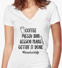 Camiseta entallada de cuello en V Planes de lección de Coffee Messy Bun Getting Get It It Teacher Shirt