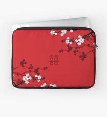 Weiße orientalische Kirschblüten auf rotem und chinesischem Hochzeits-doppeltem Glück | Japanische Sakura Laptoptasche
