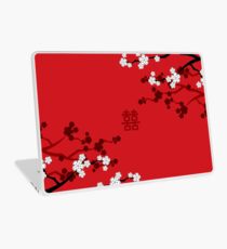 Weiße orientalische Kirschblüten auf rotem und chinesischem Hochzeits-doppeltem Glück | Japanische Sakura Laptop Skin