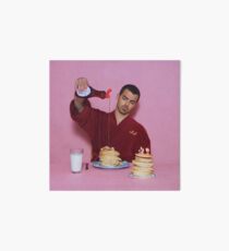 Joe Jonas gießt Sirup über einige Pfannkuchen SQUARE! Galeriedruck