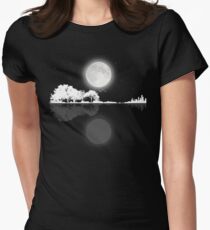 Natur-Gitarren-Nacht Tailliertes T-Shirt für Frauen