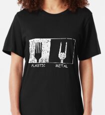 Kunststoff gegen Metall Slim Fit T-Shirt