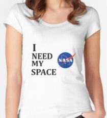 Camiseta entallada de cuello redondo I NEED MY SPACE