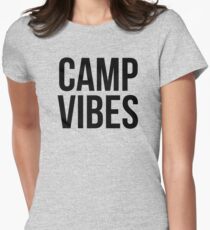 CAMP VIBES Tailliertes T-Shirt