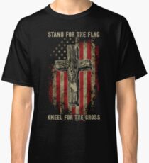 Camiseta clásica Defiende la bandera. Arrodillarse para la cruz