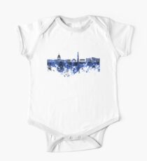 Washington DC-Skyline im blauen Aquarell auf weißem Hintergrund Baby Body Kurzarm