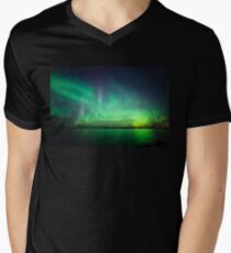 Nordlichter über See T-Shirt mit V-Ausschnitt