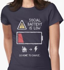 Niedrige soziale Batterie Tailliertes T-Shirt