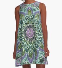Hand gezeichnete rosa purpurrote Mandala auf Dunkelheit A-Linien Kleid