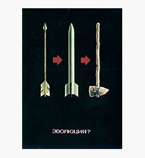 "Evolution?" / "Evolyutsiya?" - Sowjetisches Anti-Atomkriegs-Propagandaplakat Fotodruck