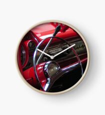 Reloj Sinfonía en el coche rojo de la vendimia