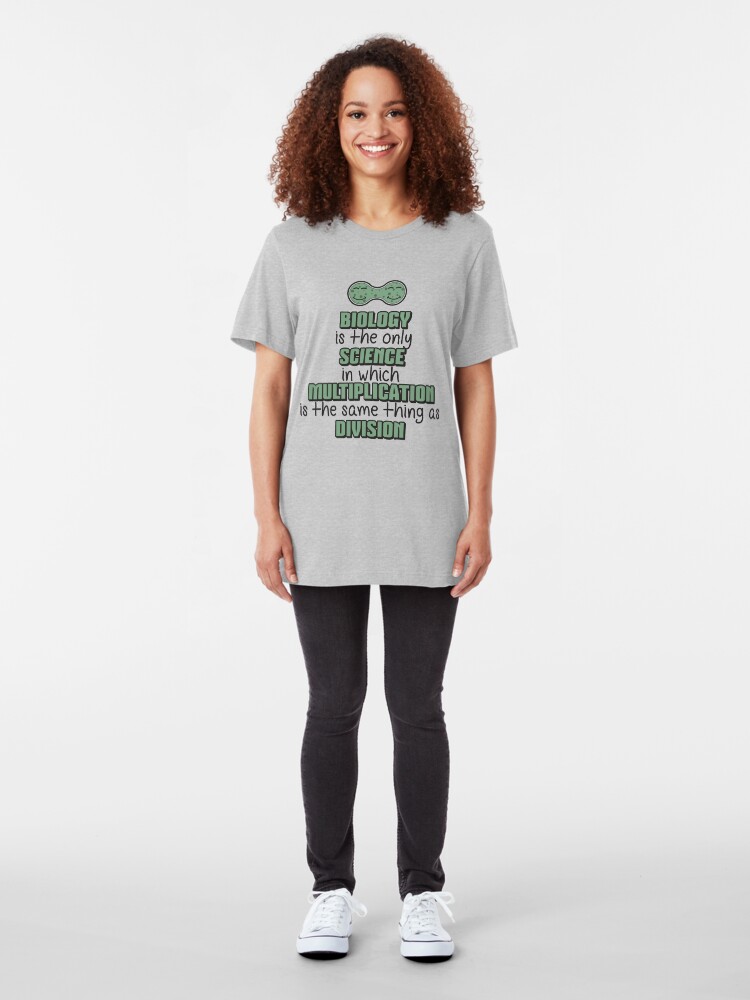 Alternative Ansicht von Biology ➢ Multiplication = Division➢ Funny Science Slim Fit T-Shirt