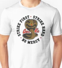 Cobra kai - Streik zuerst - Streik schwer - keine Gnade Licht HD Slim Fit T-Shirt