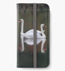 Höckerschwäne und Herbst Reflexionen iPhone Flip-Case/Hülle/Klebefolie