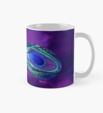 Taza clásica Pluma de pavo real y cielo púrpura
