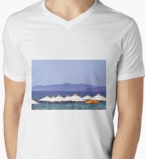Parapluies blancs à la plage en Grèce T-shirt col V homme