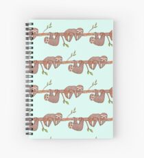 Cuaderno de espiral Baby Sloths colgando en el patrón de árbol