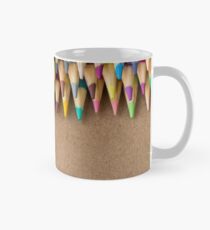 Crayons colorés sur papier craft Mug