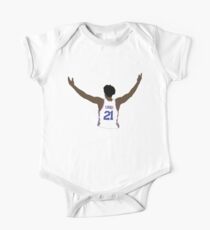 Joel Embiid umarmen die Menge Kurzärmeliger Einteiler