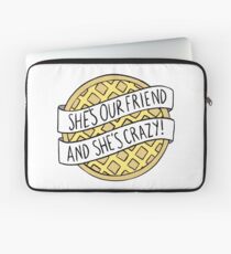 Funda para portátil "¡Es nuestra amiga y está loca!" / Cosas extrañas
