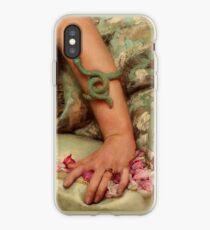 Präraffaelitische Frauenhand mit Schlangenarmband Rosenblattdetail iPhone-Hülle & Cover
