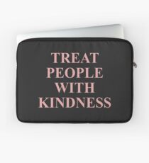 Behandle Menschen mit Freundlichkeit Pink Laptoptasche