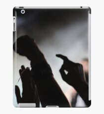 Aufgewachsene Hände bei einem Konzert - Big Ticket Festival - für König und Country-Konzert iPad-Hülle & Klebefolie