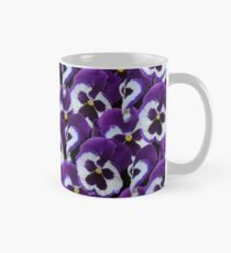 Purpurroter und weißer Stiefmütterchen-Blumenstrauß Tasse (Standard)