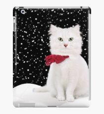 Vinilo o funda para iPad Gato blanco con bufanda roja en un día cubierto de nieve