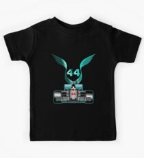 Lewis Hamilton auf seinem Auto Kinder T-Shirt