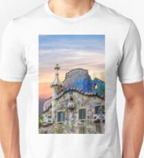 Gaudi Facade Unisex T-Shirt