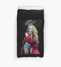 Sabrina Carpenter in CONCERT Duvet Cover