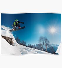 Snowboarder, der auf einen schneebedeckten Berg springt Poster
