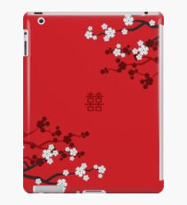 Weiße orientalische Kirschblüten auf rotem und chinesischem Hochzeits-doppeltem Glück | Japanische Sakura iPad-Hülle & Klebefolie