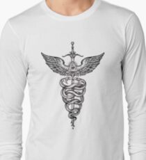 Schlangen, die um ein geflügeltes Schwert Caduceus-okkulten Symbol wickeln Langarmshirt